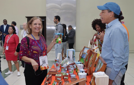 Manos Dominicanas expone artesanías en congreso ALAS-RD-CARIBE 2024