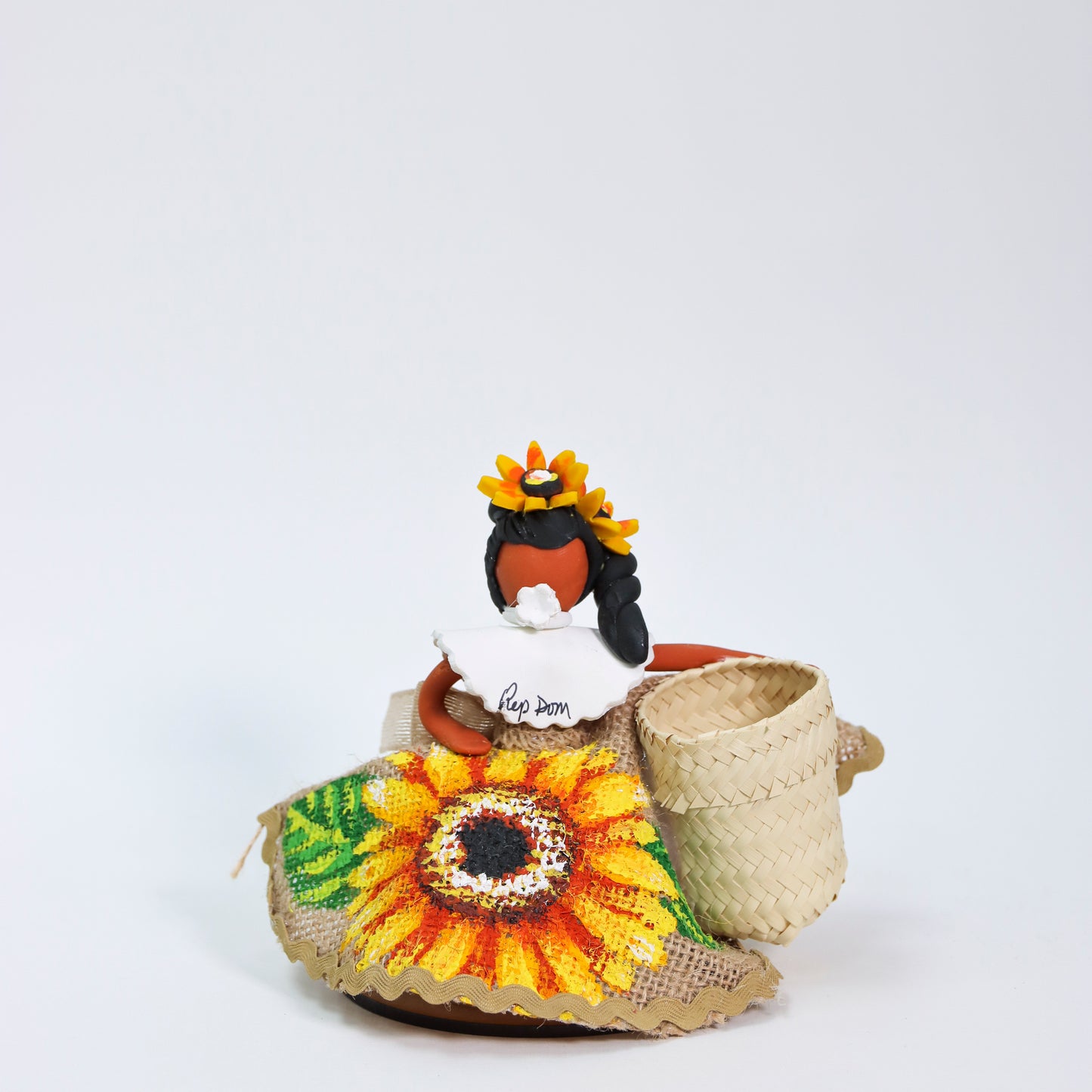 Muñeca con canasto en porcelanicrón
