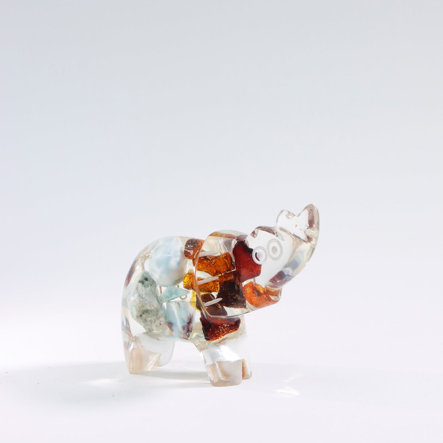 Elefante en resina, ámbar y larimar