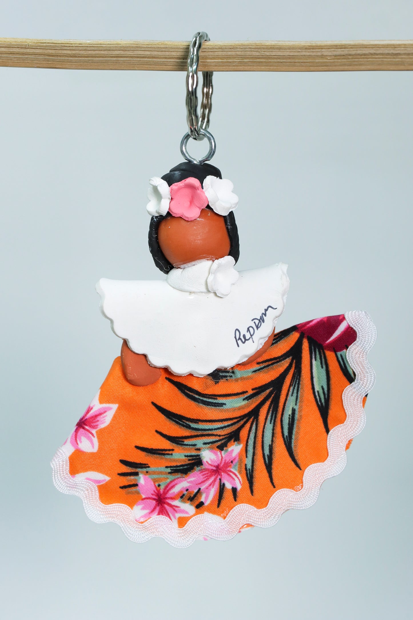 Llavero en porcelanicrón y tela con pintura