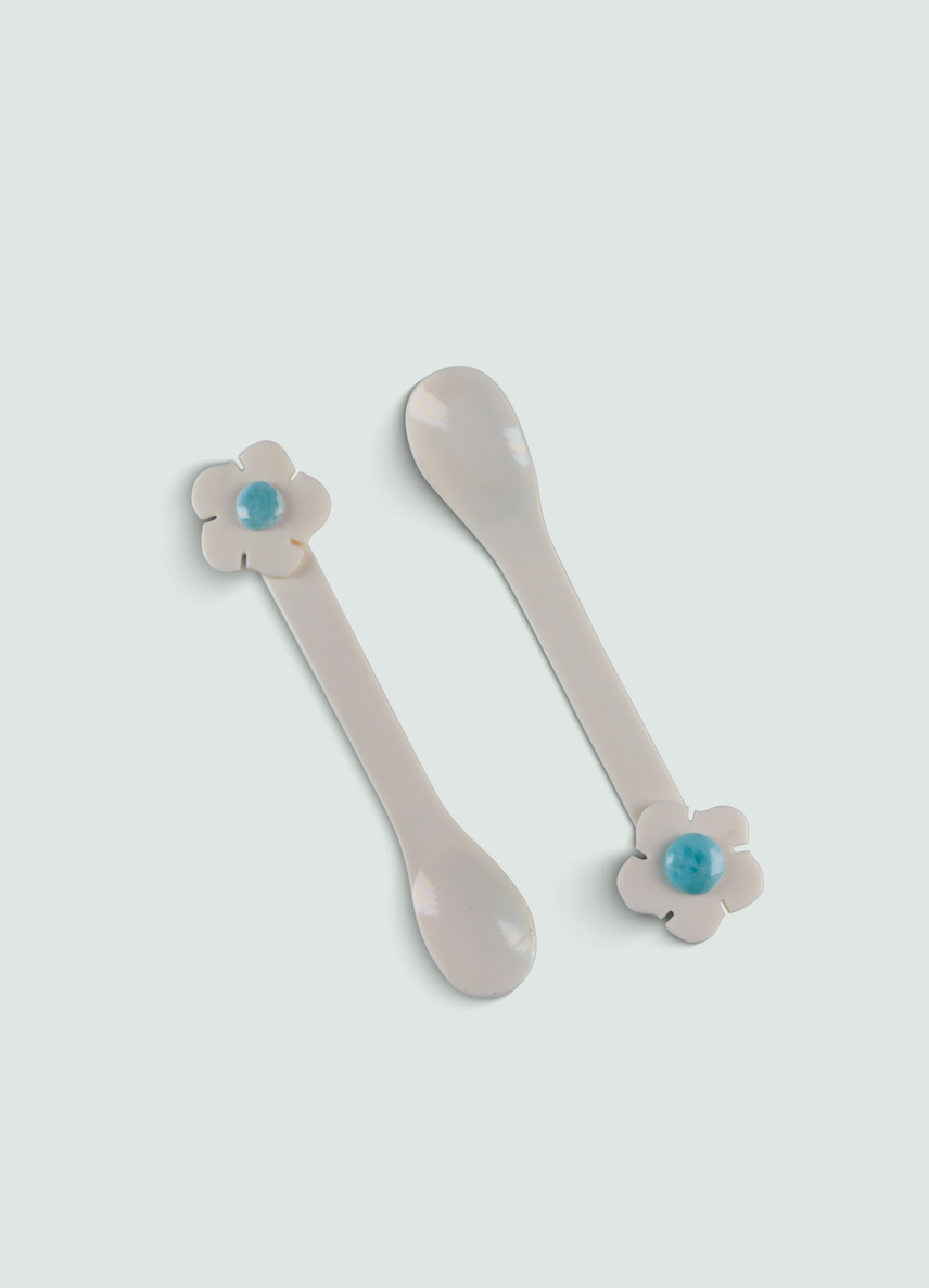 Cuchara de hueso con flor en hueso y larimar