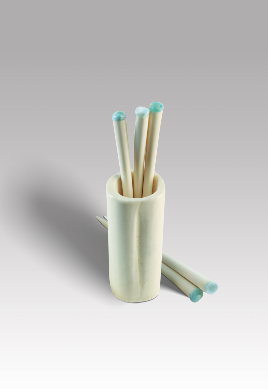 Palitos aceituneros en hueso y larimar