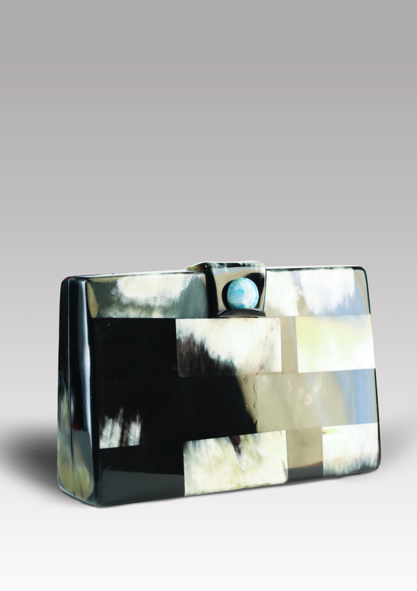 Cartera en cuerno y larimar