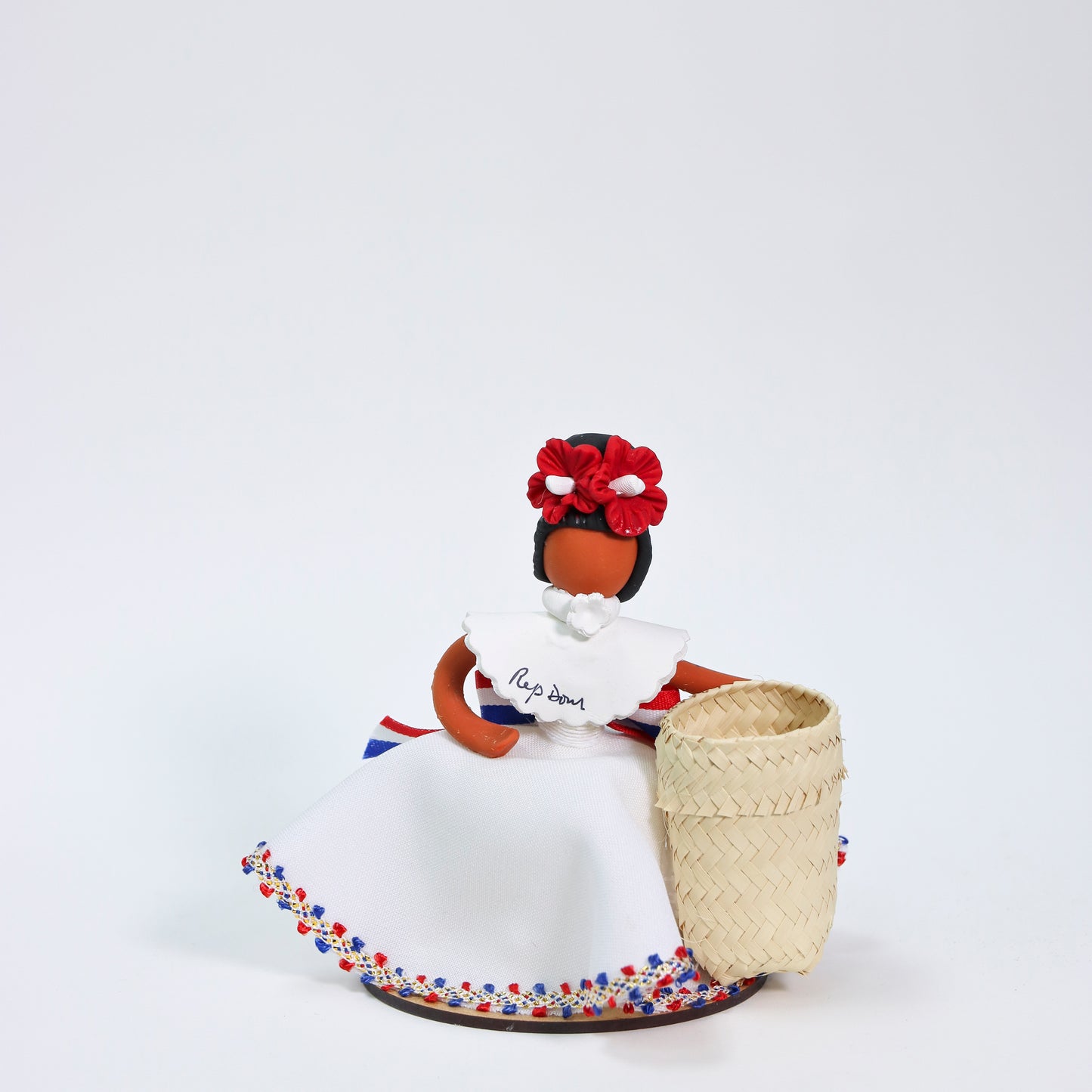 Muñeca con canasto en porcelanicrón